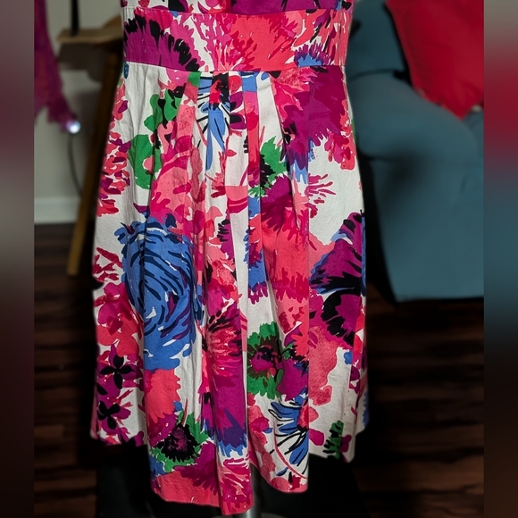 Curve Hugging Vibrant Floral V-Neck Sleeveless Dress - Picture 5 of 7